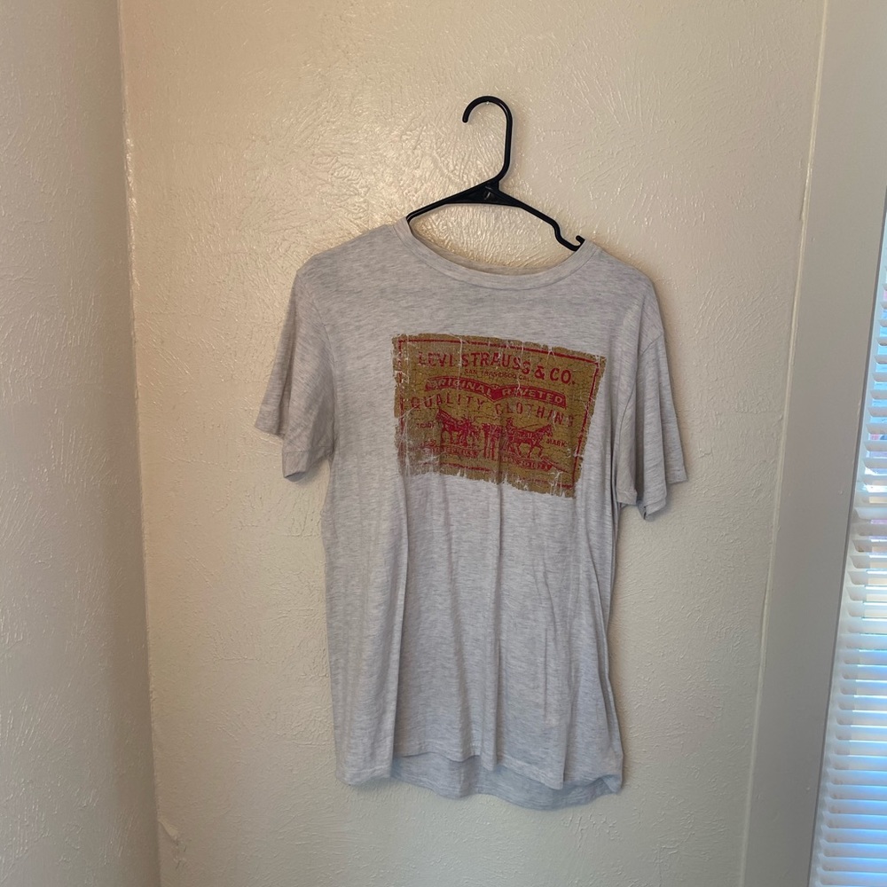 Levi’s shirt (M)